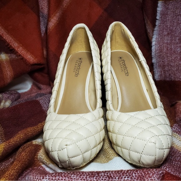 Vintage Cream Color Quilted Vegan Leather Pumps. 4.5" Heel. Size 8 - Picture 4 of 16